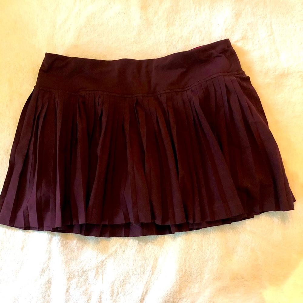 Burgundy pleat to street skirt size 6